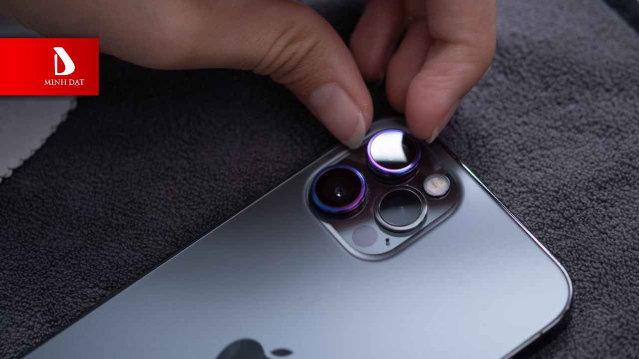 1. Camera iPhone Bị Xước Sẽ Gây Hậu Quả Gì?