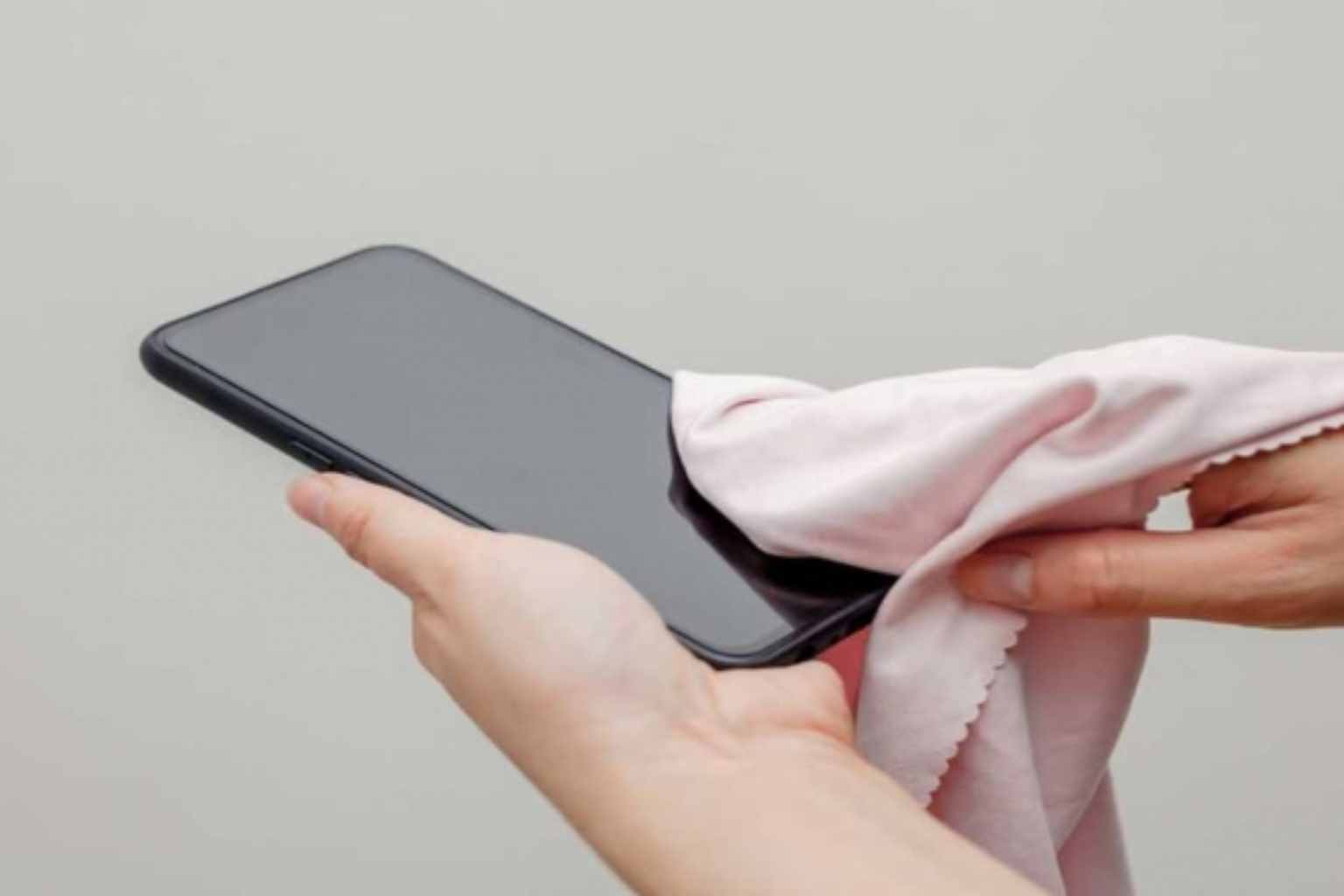 Mẹo làm sạch iPhone để tránh bị dính vân tay