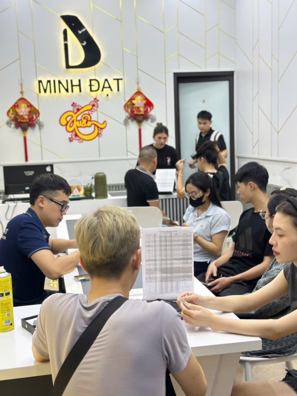 Minh Đạt Store - Địa chỉ hỗ trợ dán kính cường lực iPhone miễn phí
